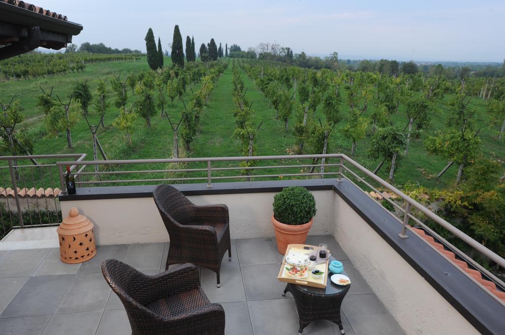 Monte Maino Bed & Breakfast Desenzano del Garda Bagian luar foto