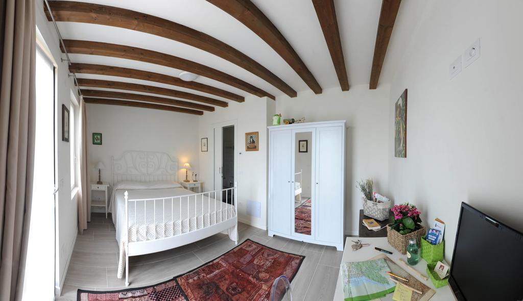 Monte Maino Bed & Breakfast Desenzano del Garda Ruang foto
